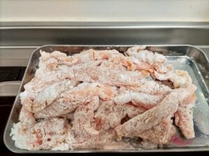片栗粉のまぶす程度を表す画像。