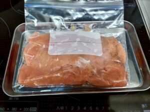 細長く切ったささみに味を染み込ませている画像